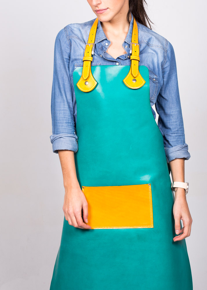 Apron with waxed calf leather body, emerald green colour and pocket, with yellow straps made from the same leather, Zahon model.