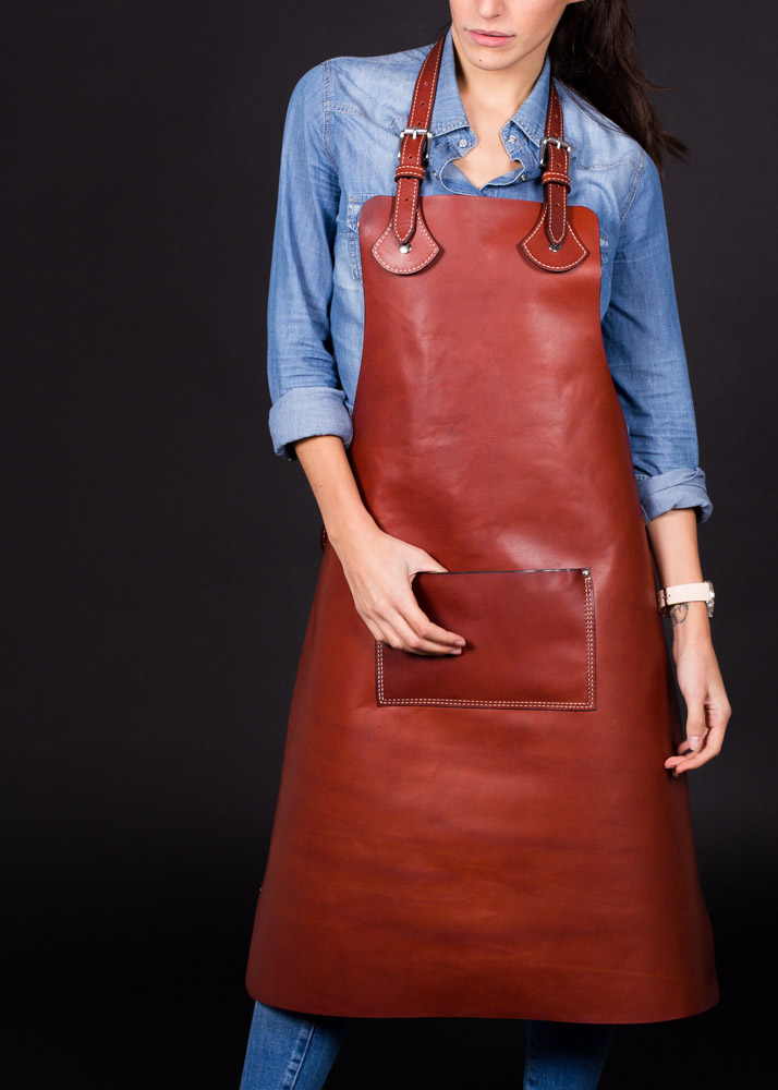 Apron with greased calf leather body, tobacco colour, with matching straps made from the same leather, Zahon model.